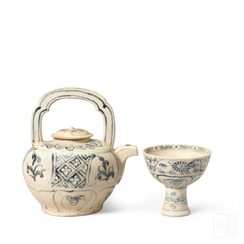 越南 十五世紀及十六世紀 青花公道盃及茶壺 | A BLUE AND WHITE 'TRICK' STEM CUP AND A TEAPOT AND COVER - 图3
